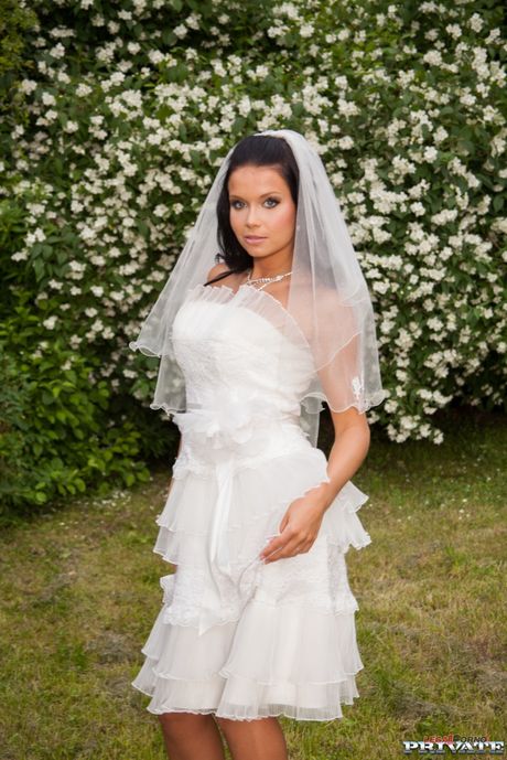 Brunette bride Victoria Blaze gets her trimmed pussy licked & fucked in a limo