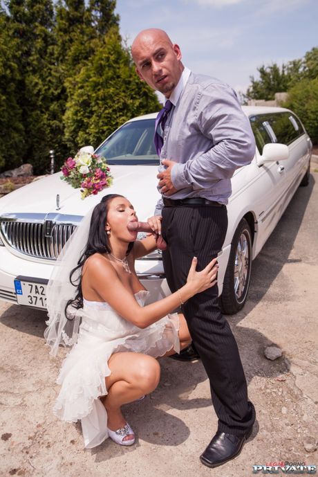 Brunette Bride Victoria Blaze får hendes trimmede fisse slikket og kneppet i en limousine
