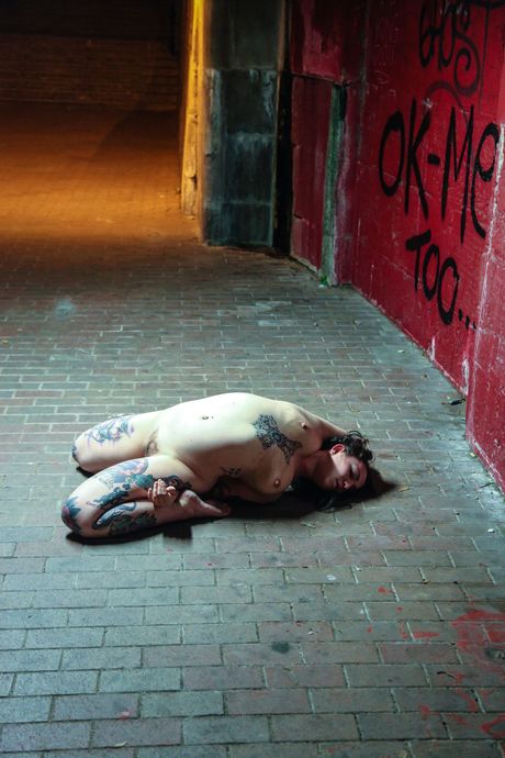 The Life Erotic: Sophie si toglie i vestiti e rivela il suo corpo tatuato mentre si masturba