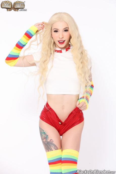 娇小的金发女郎 Kenzie Reeves 被两名黑人摧残下体
