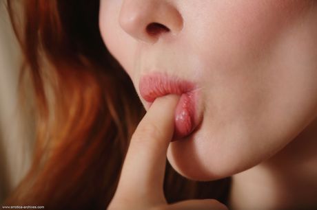 Ryska brud Jia Lissa tar allt på en stol under soloåtgärder
