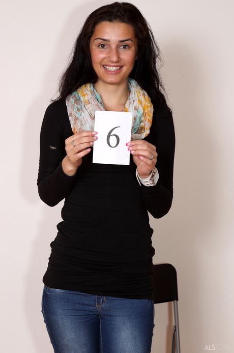 Skinny amatör tonåring brud med petite röv stripping och retar hennes fitta
