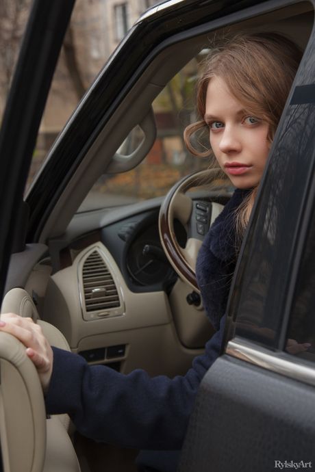 어린 소녀 Siya가 부끄러움없이 의자에서 완전히 벗은 모습
