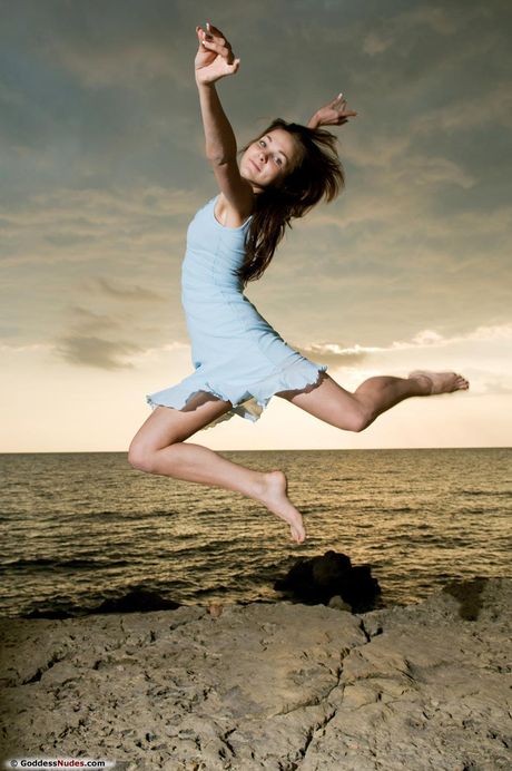 Sød teen Marr viser hendes små bryster og barer det hele i en solo
