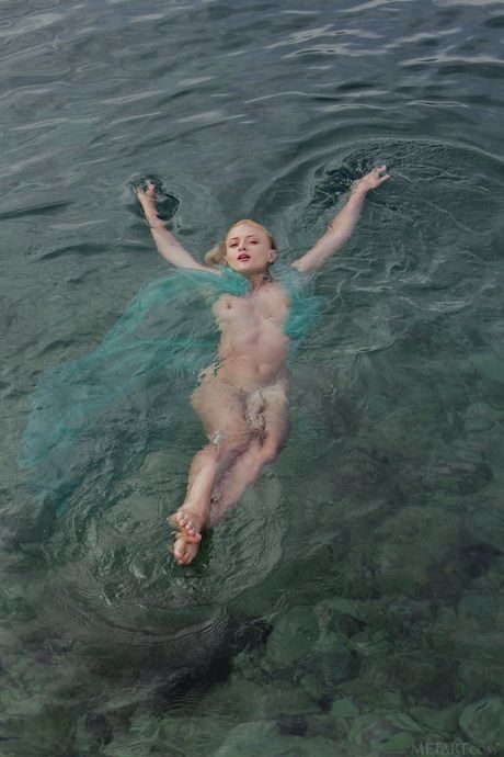 Blond tonåring nika n blir helt naken medan du är i vattnet
