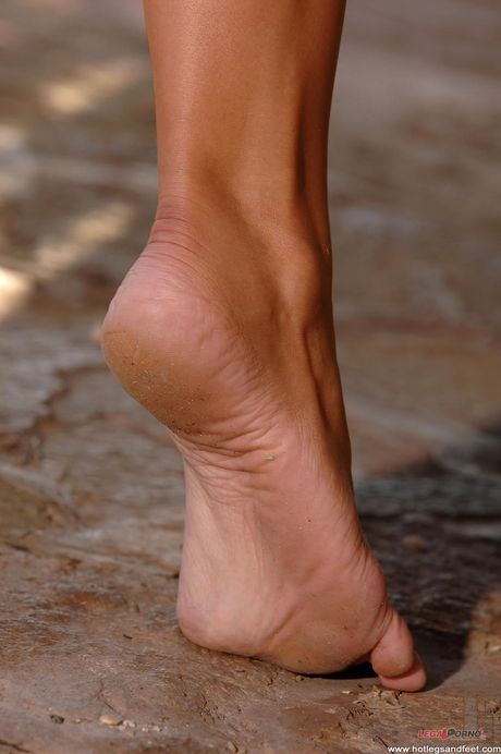 섹시한 헝가리 아가씨 알레타 오션이 야외에서 엉덩이를 벗고 손가락으로 만지고 있습니다.
