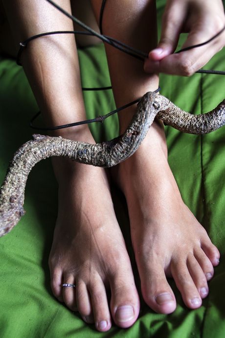 Schöner Teenager Jacinta B trifft auf große Nacktposen in einer Küche
