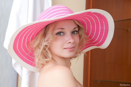 Blonde teen Feeona models naked in a wide-brimmed sun hat confidently