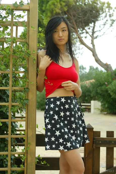 발코니에서 당당하게 옷을 벗는 아시아 십대 유카 B
