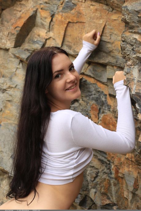 섬세한 십대 애니 달링이 비키니를 벗고 자연 속에서 알몸으로 포즈를 취합니다.
