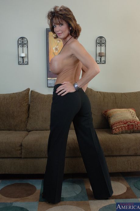 Mature lady Deauxma showing off her shaved pussy and big tits