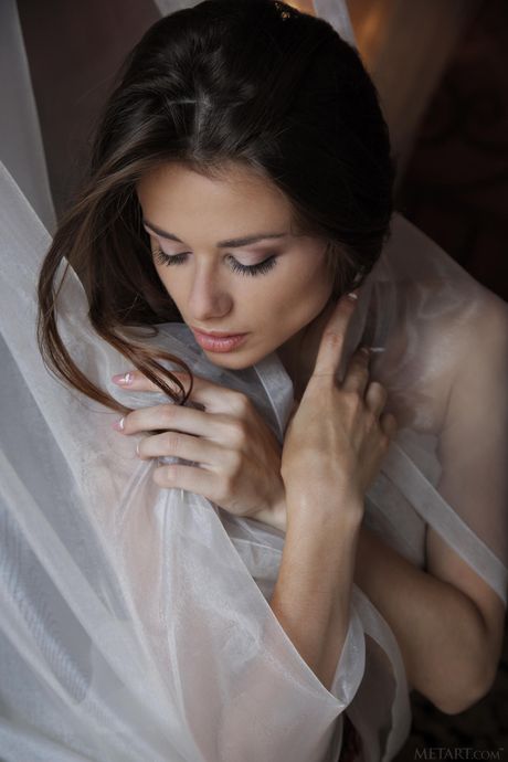 乌克兰金星洛雷塔-A（Loretta A）裸体展示她的小乳房和剃光的阴部
