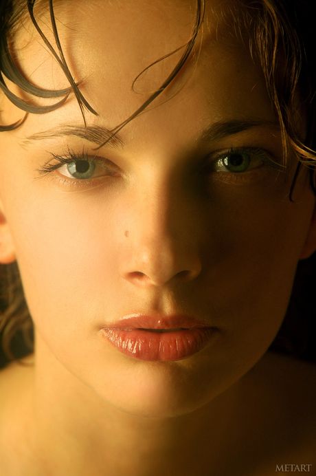 Der entzückende Teenager Olya M Streifen und posiert nackt in einem Solo -Shooting
