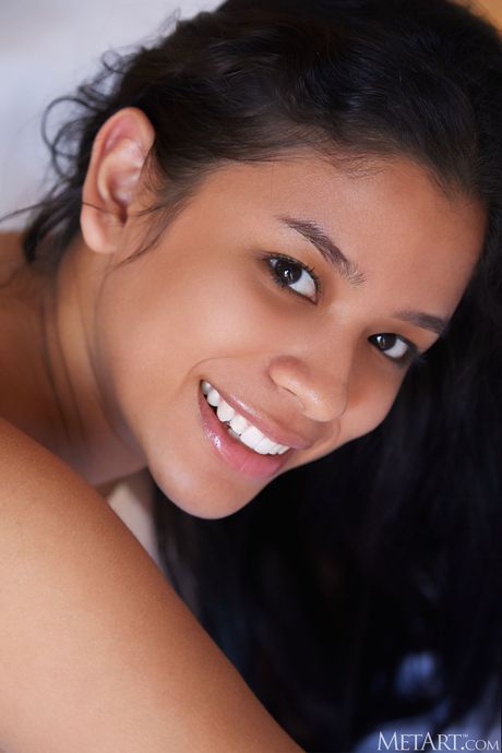 Met Art: La inocente adolescente Karin Torres se quita la lencería para desnudarse en una cama