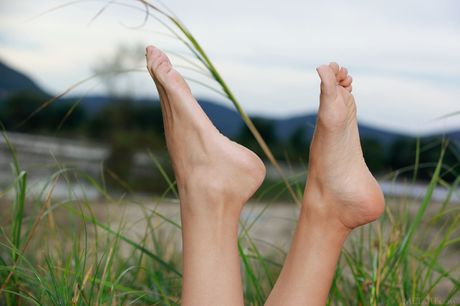 Urocza nastolatka Violet zdejmuje to wszystko na koc w zacisznym miejscu
