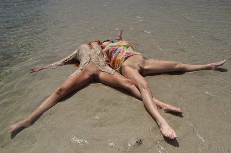 Lindas bebês adolescentes Rebecca b & yana d pose nude na praia e na água
