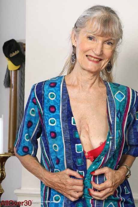 Amatørsekretær Linda Jones viser hendes saggy bryster og poser i strømper
