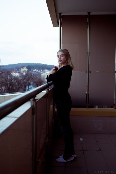 Blond tonåring Daniel Sea remsor på en soffa orädd
