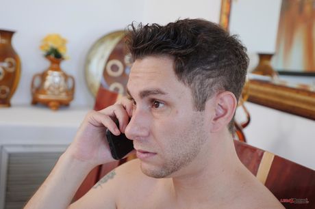 大胸妈妈亚历克西斯-福克斯的阴部被舔，大奶子被撸
