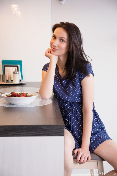 Shirley Mae zieht ihren BH und ihren Höschen aus, um nackt in der Küche zu werden
