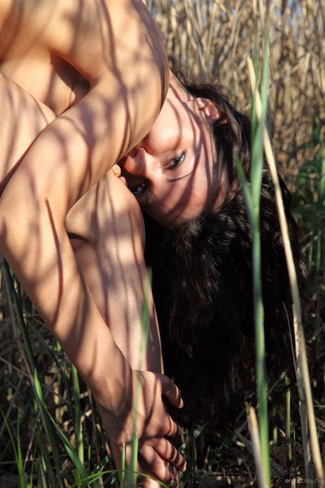 Mooie tiener aurora a onthult haar grote tieten en hete kont in een solo
