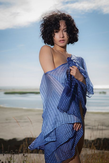 Perfect teen Pammie Lee gets naked on a beach before a creampie