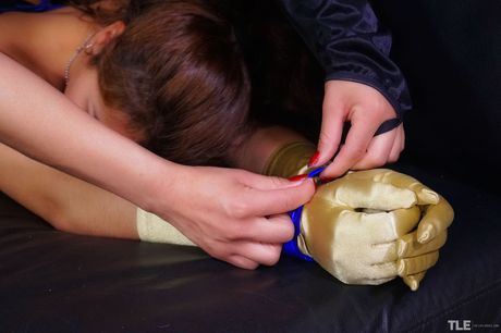 레즈비언 소녀 로미와 클라라 S가 가죽 란제리를 벗고 침대에서 알몸으로 누워 있습니다.
