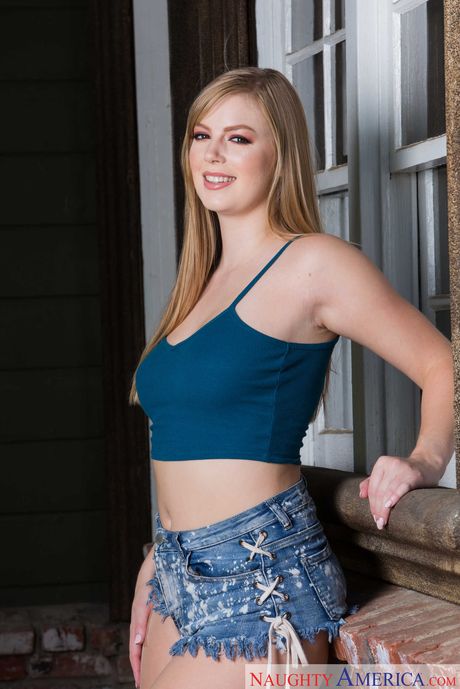 Blonde with a big ass Dolly Leigh shows her pussy and gets fucked