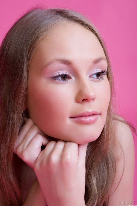 Slender Teen Caesaria A demuestra sus pequeñas tetas y su coño peludo
