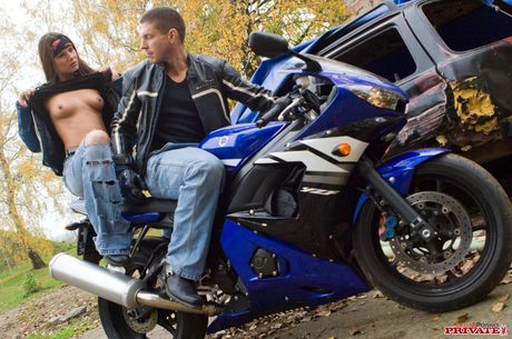 黑发捷克人克劳迪娅-罗西在疯狂三人行中被两个男人蹂躏
