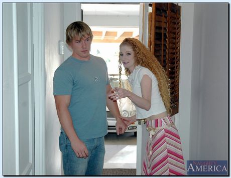 El cuerpo de la Cougar Annie pelirroja seduce y golpea a sus hijos la mejor amiga
