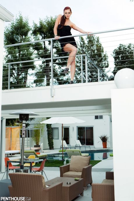 Rødhårede babe Veronica Ricci udsætter hendes store bryster og udgør udendørs
