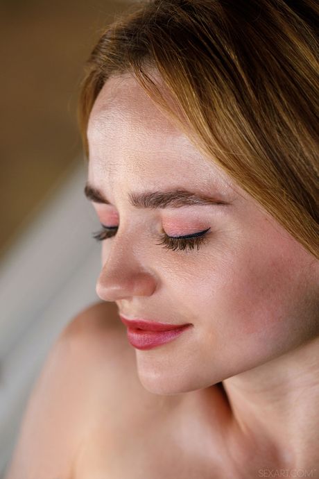 乌克兰美女 Felice 在床上脱光后用手指抚摸自己的阴部
