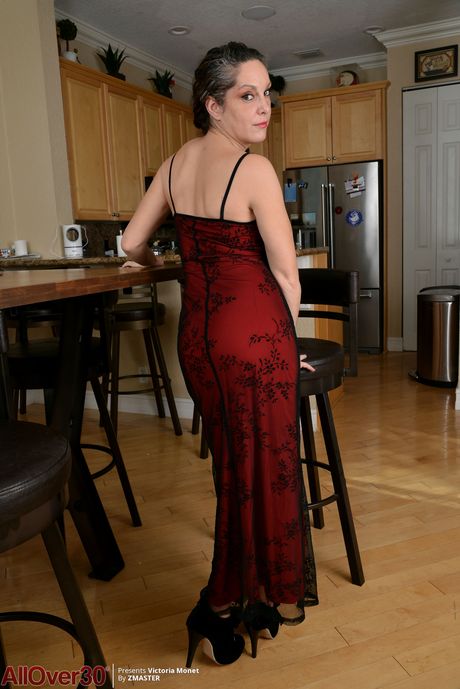 Sexy MILF Victoria Monet pronkt met haar grote buit en haar hete twat
