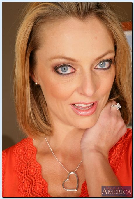 Big titted milf Brenda James se déshabille et se couvert de sperme de sperme
