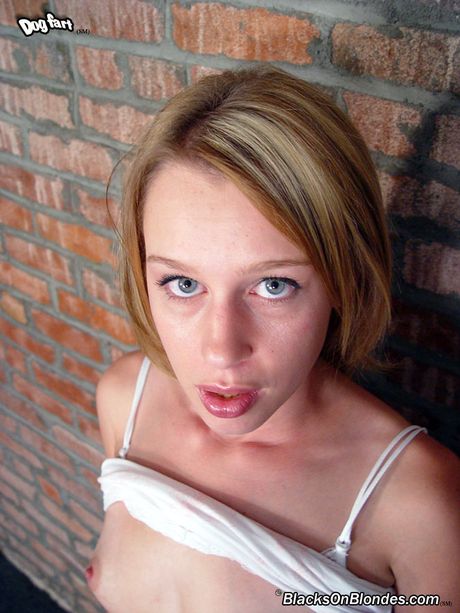 娇小的金发女郎莱克西-马修斯（Lexi Matthews）的阴部被黑色大鸡巴撑开
