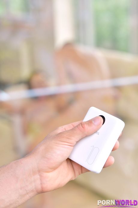 Porn World: Sexig tjeckisk Cindy Shine blir dubbel knullad av två hängande män utomhus