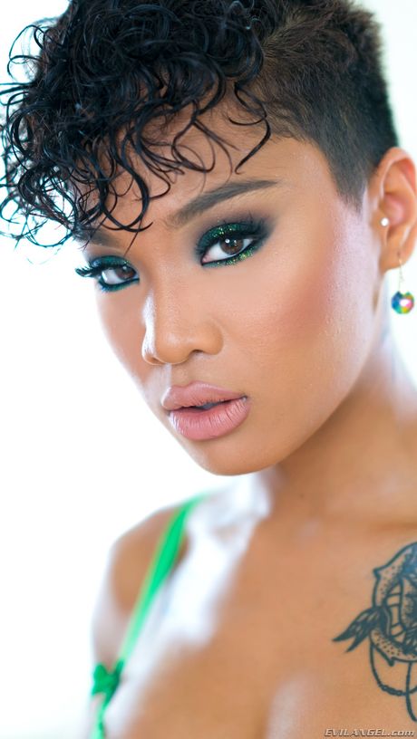 Evil Angel: Tattooed pornstar Honey Gold flaunts her hot ass in stockings