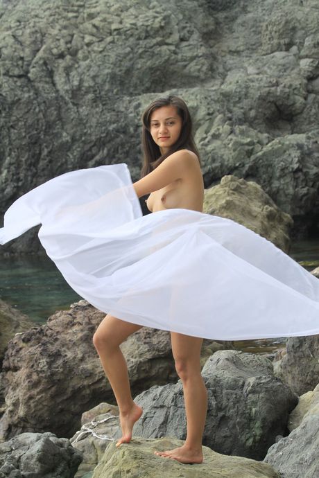 Delicate teen Shrima Malati highlights her landing strip pussy while naked