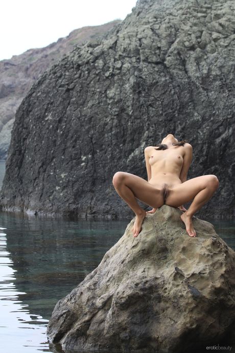 Delicate teen Shrima Malati highlights her landing strip pussy while naked