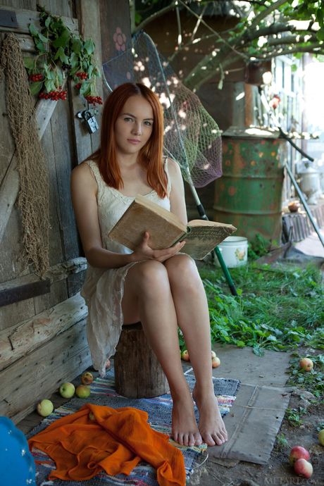 Svelte teen shaya remsor och flaunts hennes stora tuttar och hennes läckra fitta utomhus
