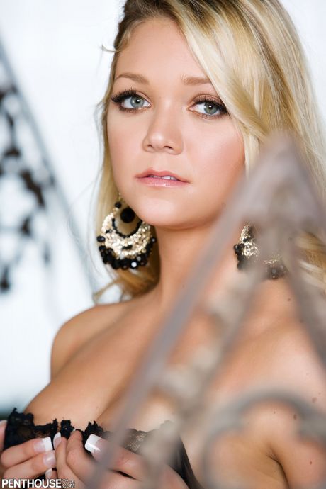 Blonde Jessie Andrews toont haar mooie kont en tieten in een solo
