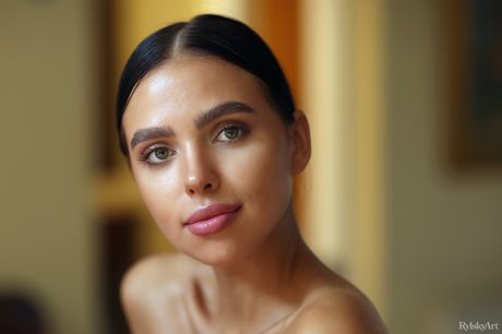 Venice Lei shows her beautiful body as she poses in the nude