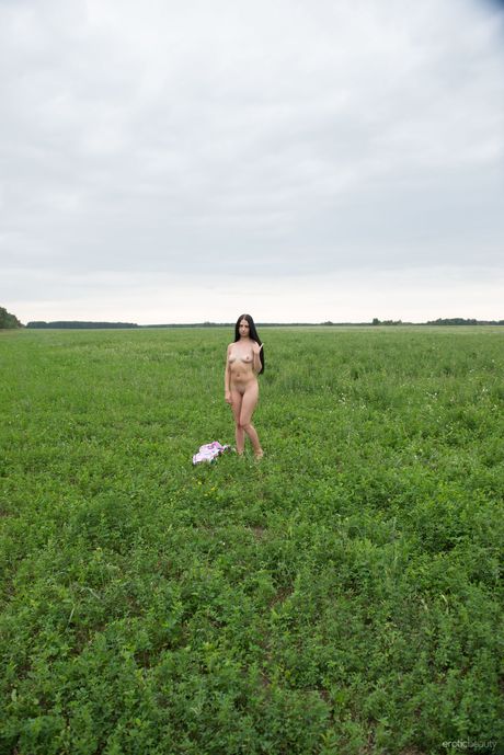 裸体少女维罗妮卡-斯内兹娜在田野中做模特，同时展示她光秃秃的阴部
