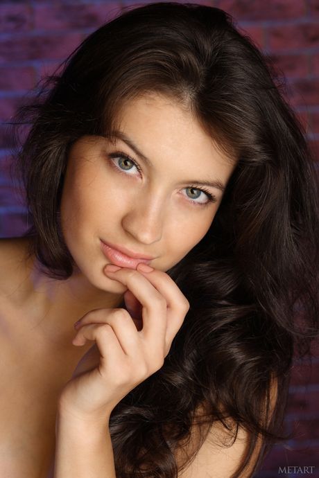 تقدم Venus Ganna الروسية أ الثدي الكبيرة وجملها المشعر في العارية
