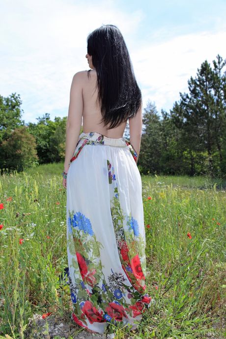 Melani A se quita el vestido negro y posa desnuda en el prado
