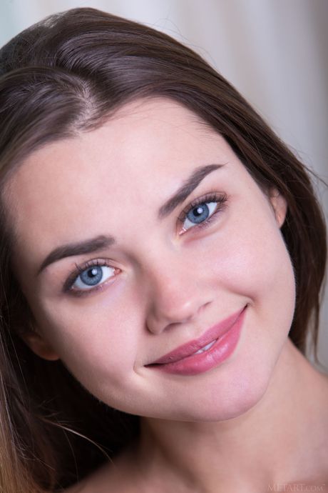 La tentadora adolescente Georgia se quita el bikini para posar desnudo con gracia
