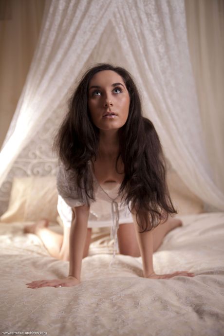 Errotica Archives: Morena adolescente ula a tiras sem timidez