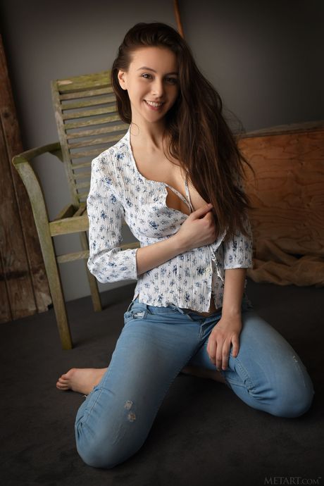 Alisa Amore es una chica hermosa con una figura delgada y un cuerpo delgado
