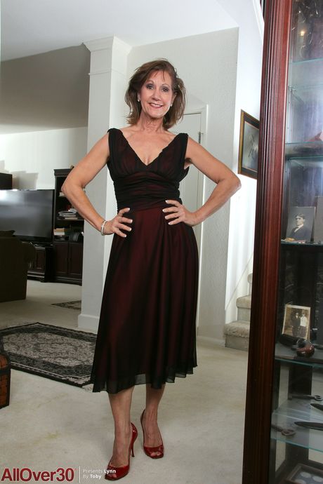 Chubby MILF Lynn shows off her big booty & toys her shaved pussy